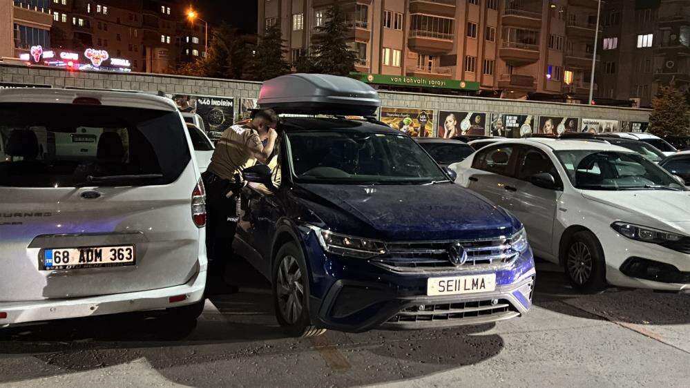 AVM otoparkında bir garip olay! 1,5 saat uğraştılar 4